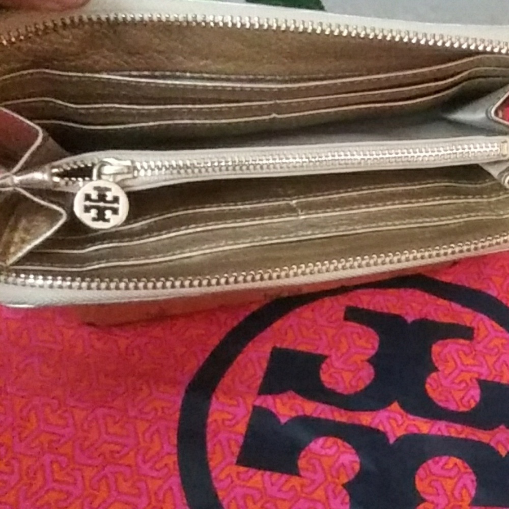 ๐Beautiful Gold Tory Burch Double Stacked Logo Zip Around Wallet๐ - Picture 6 of 8